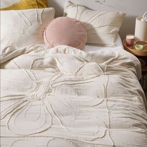 Cream colored duvet with shams